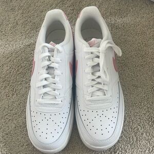 New Nike white and pink tennis shoes